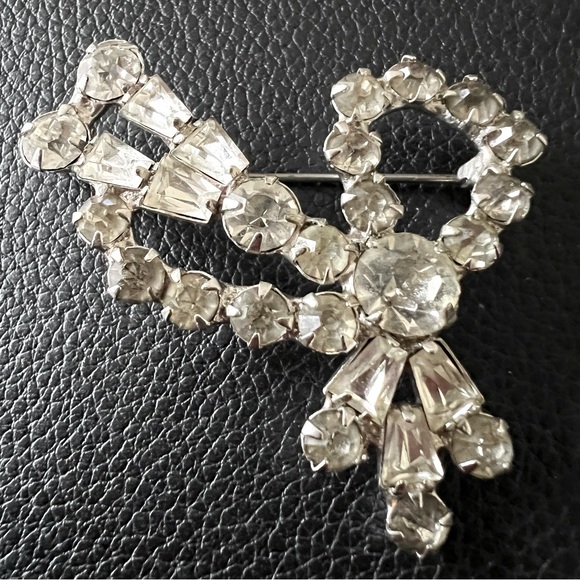Vintage Jewelry - Vintage rhinestone brooch pin costume jewelry